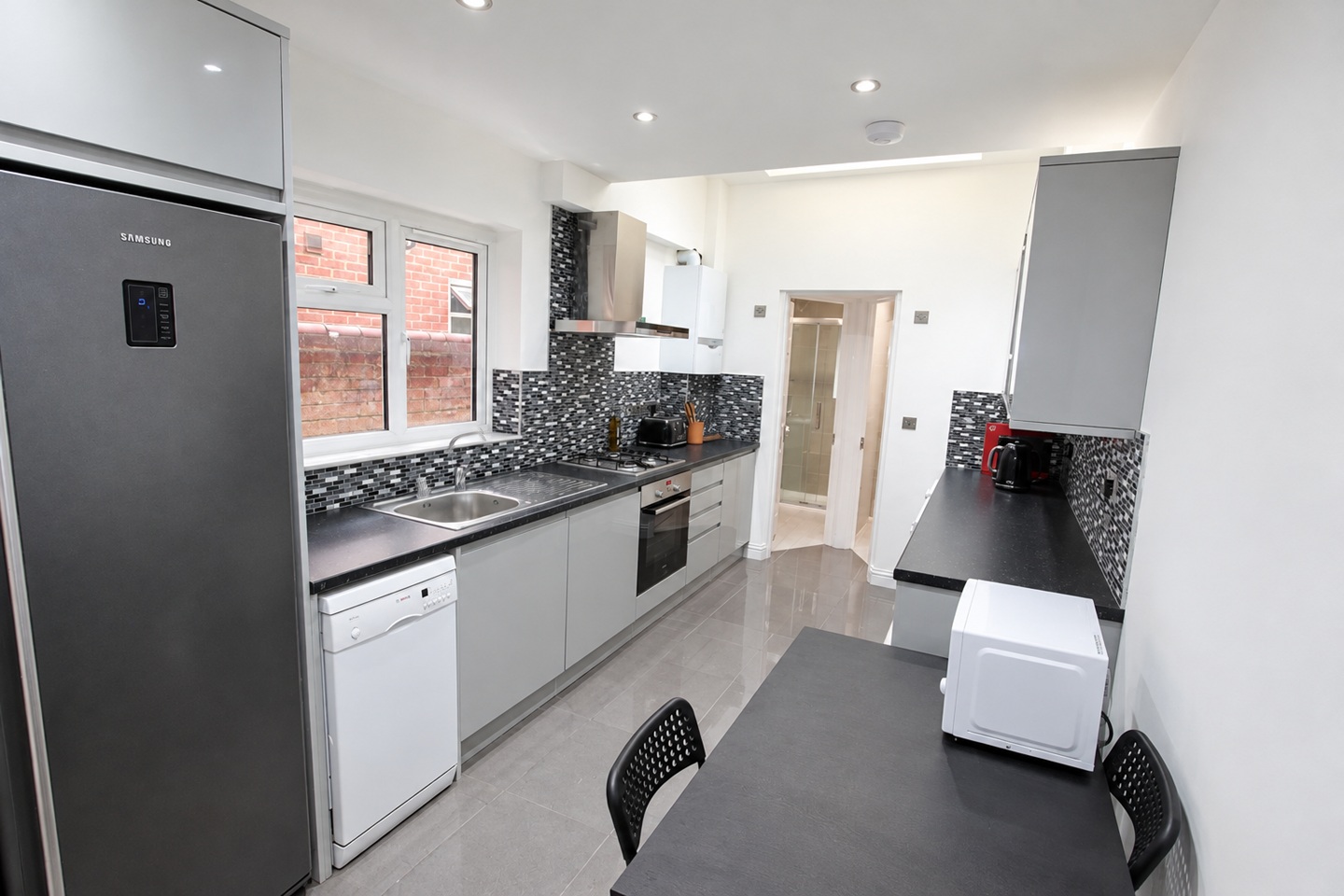 6 Bed Terraced House, Grange Avenue, RG6