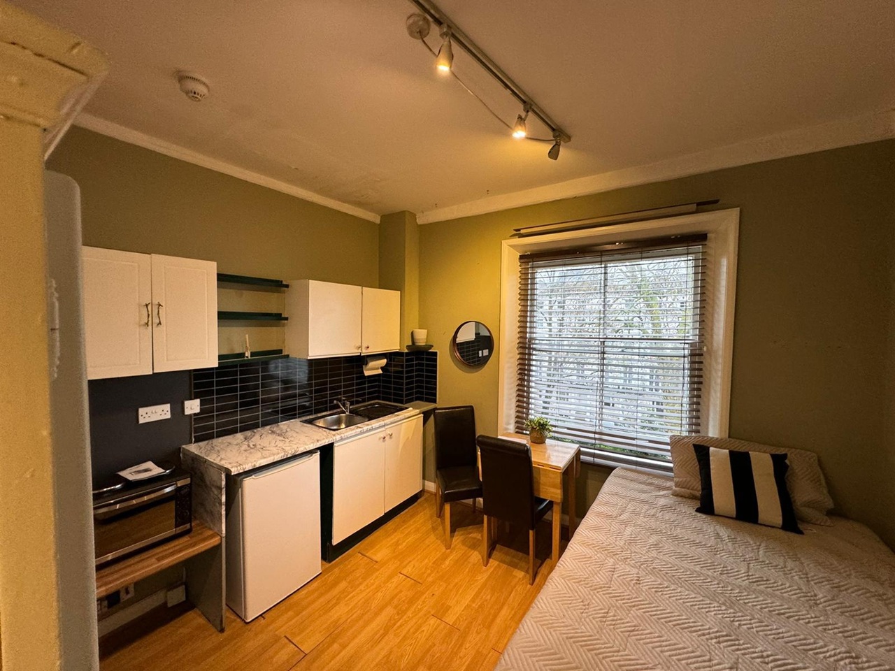 Studio Flat, Prince's Square, W2 photo 3