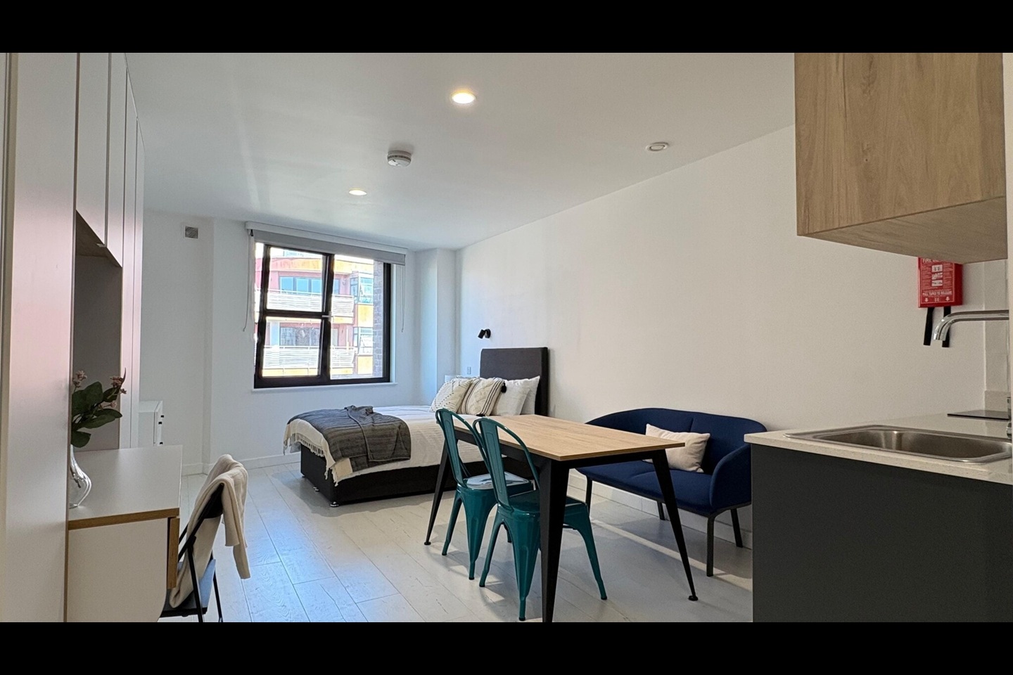 Studio Flat, Commercial Road, E14