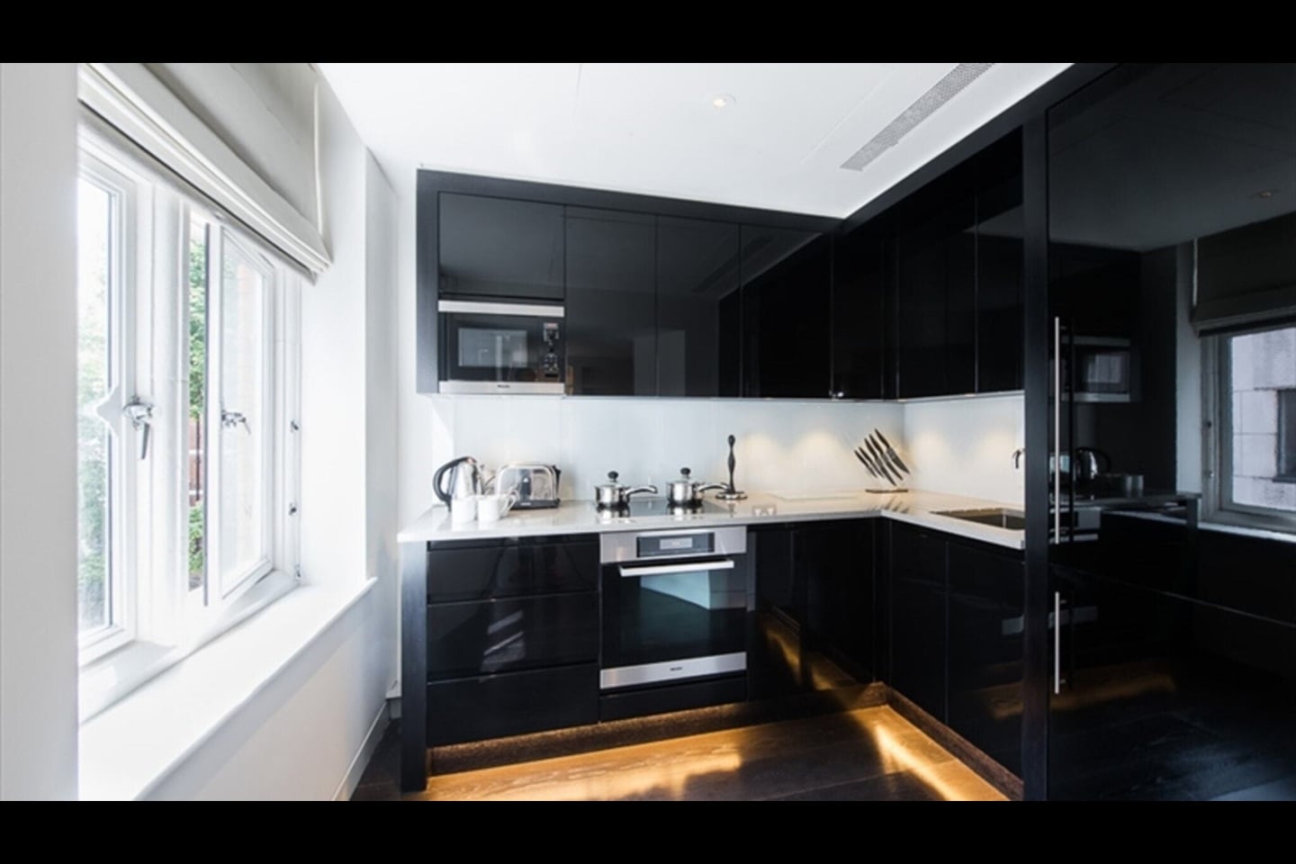 1 Bed Flat, Duke Street, W1K photo 2