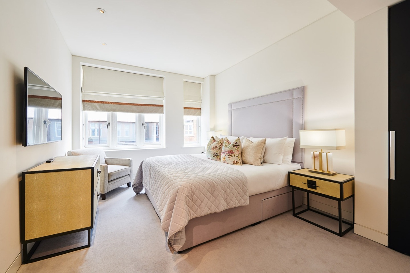 1 Bed Flat, Duke Street, W1K photo 3