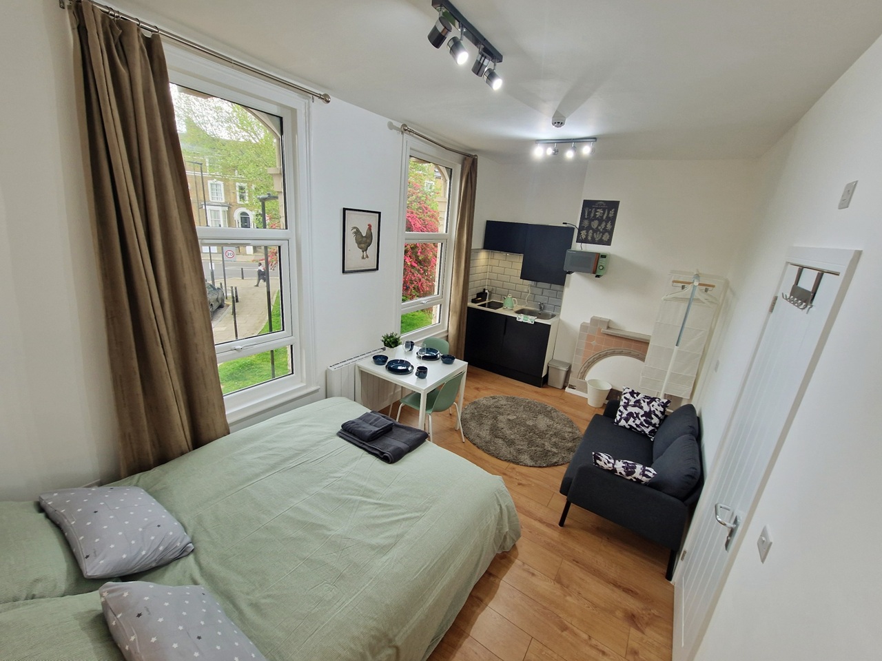 Studio Flat, Sandringham Road, E8