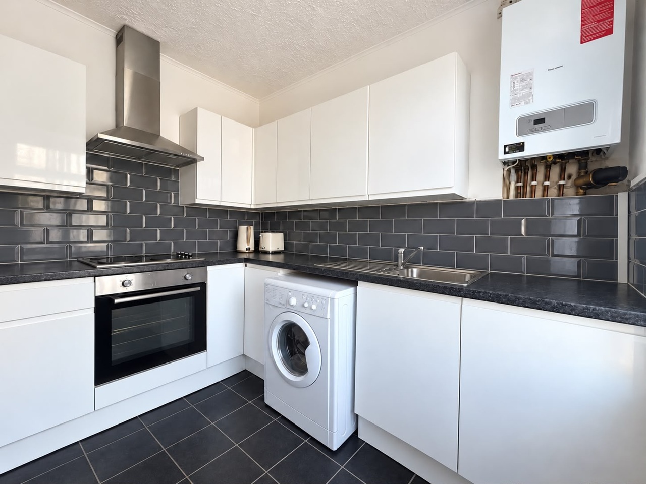 2 Bed Flat, Beecham Road, RG30 photo 3