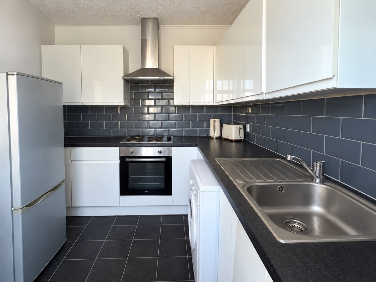 2 Bed Flat, Beecham Road, RG30 photo 4