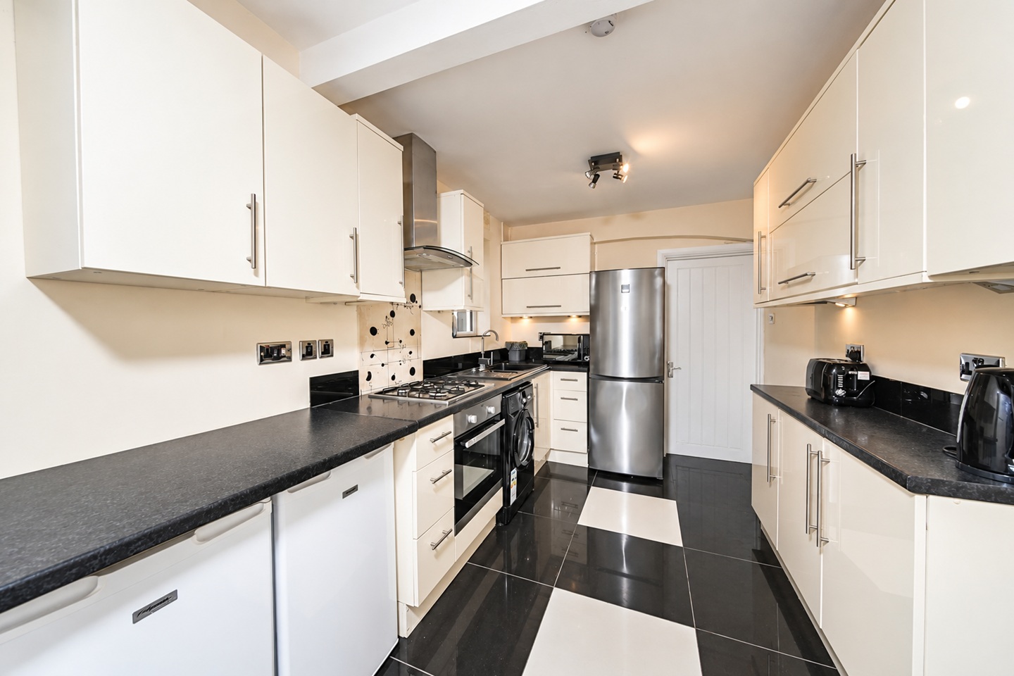4 Bed Terraced House, Pitcroft Avenue, RG6