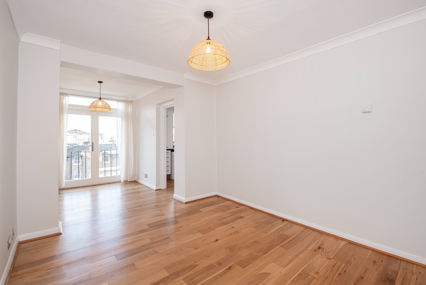 2 Bed Flat, Monmouth Road, W2 photo 3