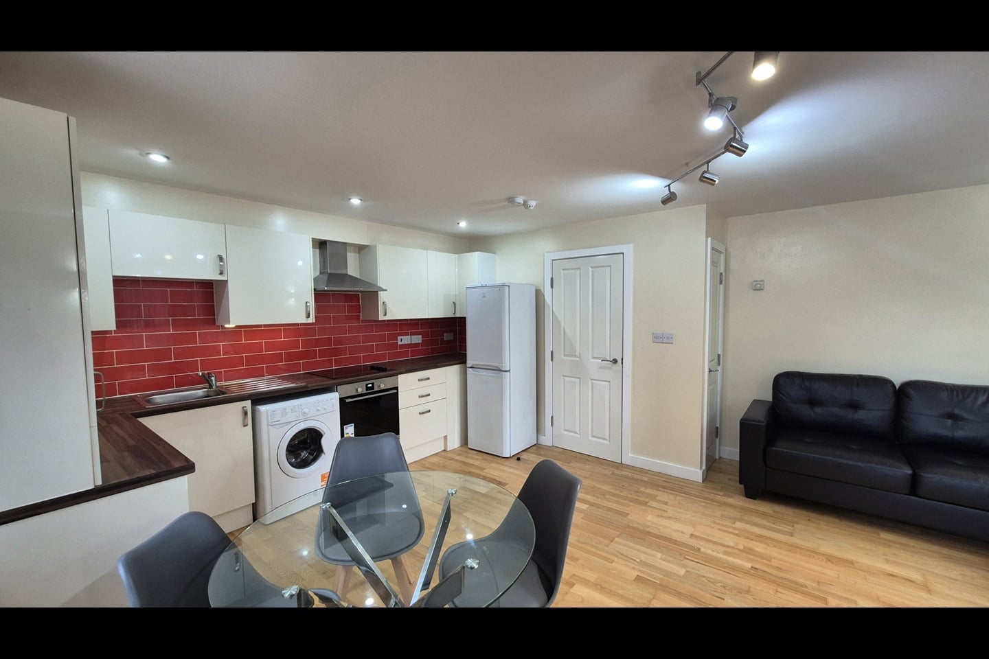 2 Bed Flat, Wilmslow Road, M14 photo 4