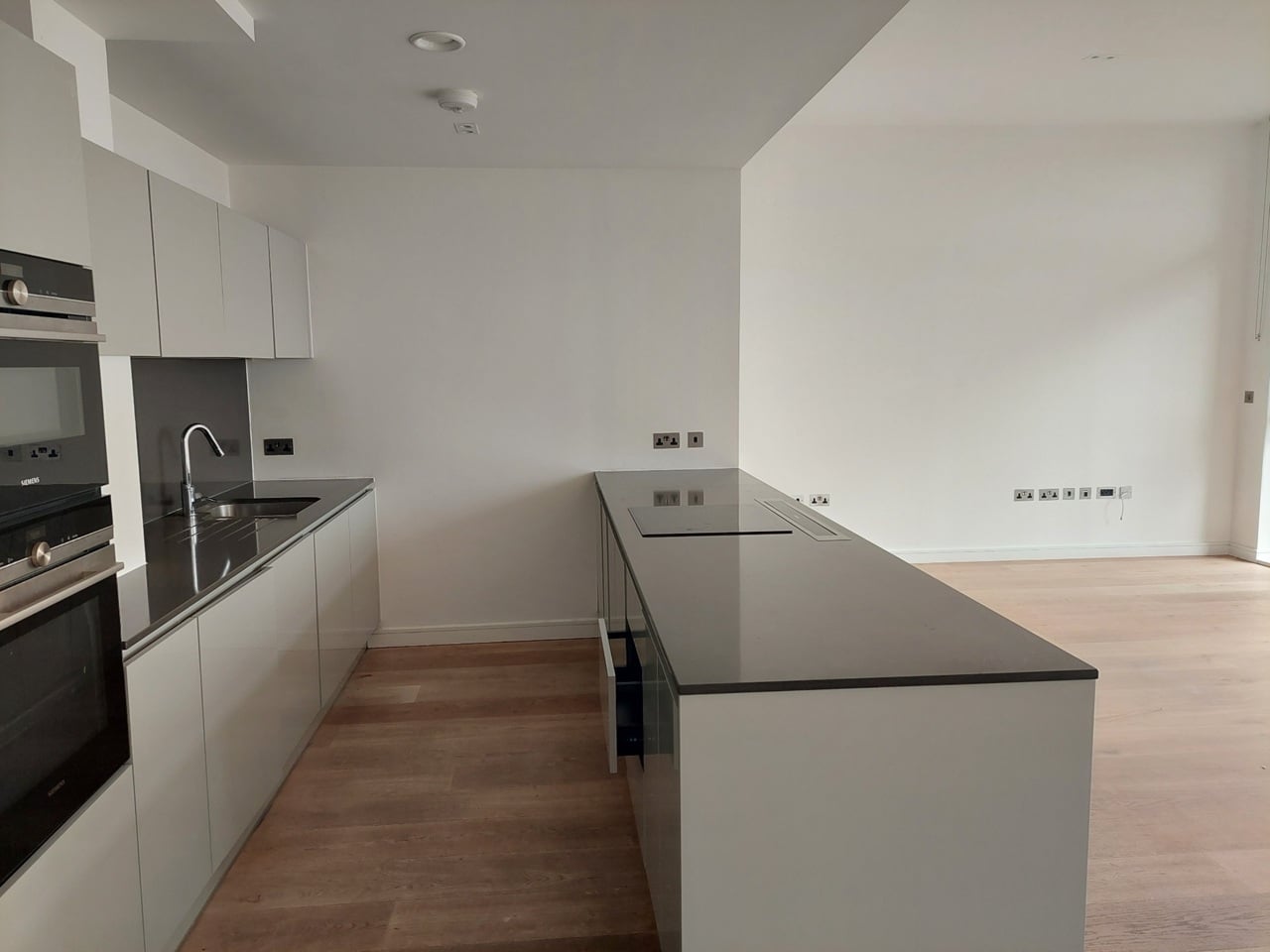3 Bed Flat, Belsize Road, NW6 photo 2