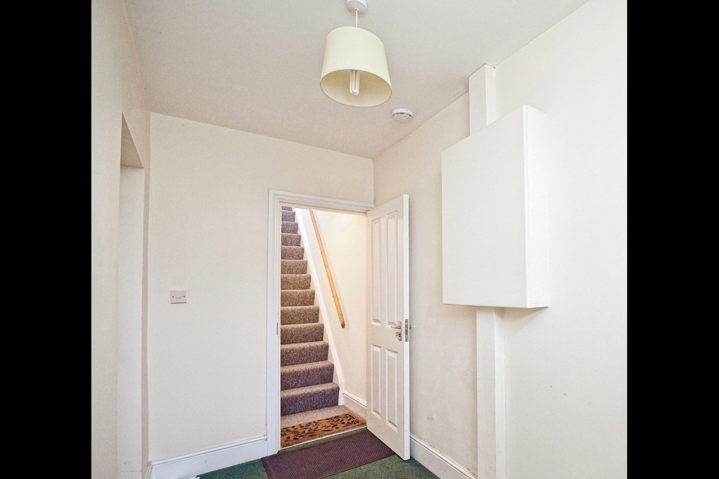 2 Bed Flat, Kingswood, BS15 photo 2