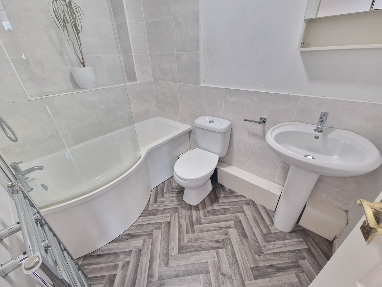 1 Bed Flat, Summerseat Close, M5 photo 3