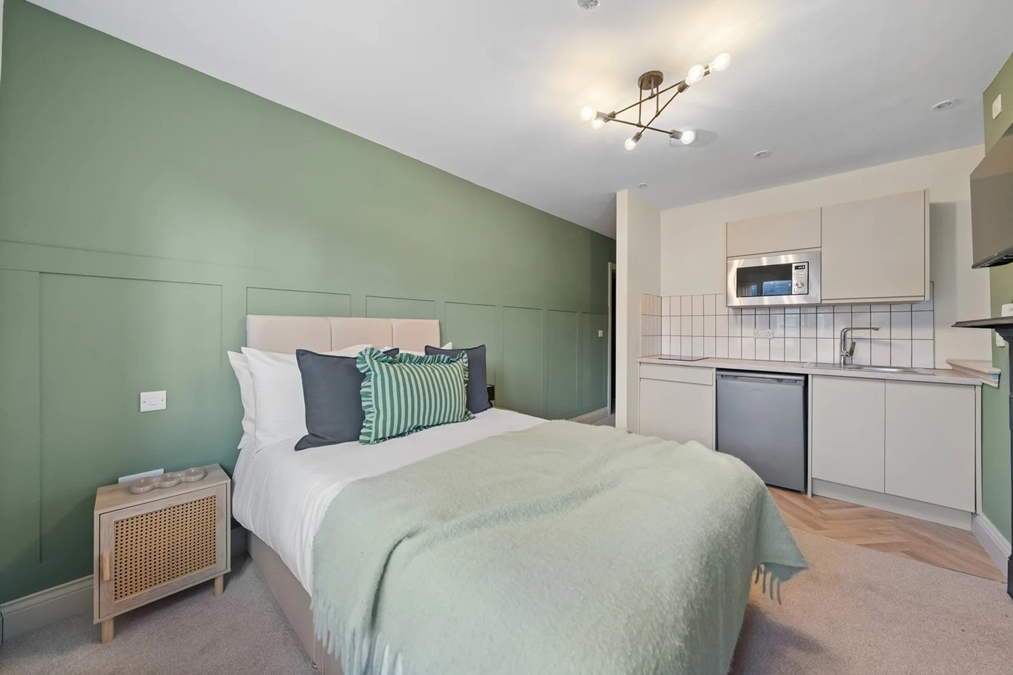 Studio Flat, Queens Drive, L18 photo 2