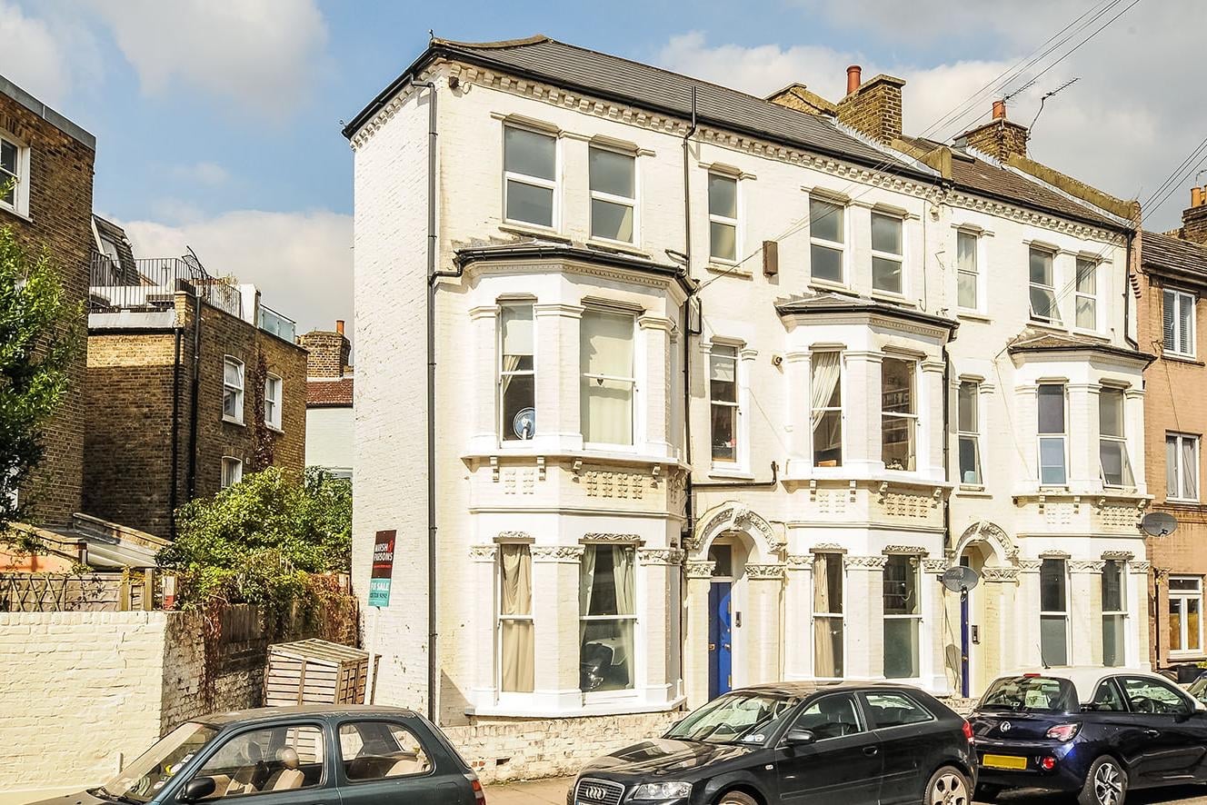 2 Bed Flat, Strathblaine Road, SW11 photo 2