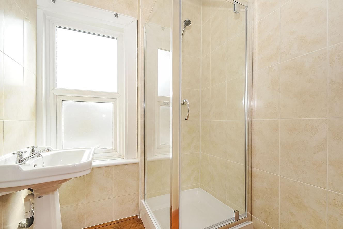 2 Bed Flat, Strathblaine Road, SW11 photo 3