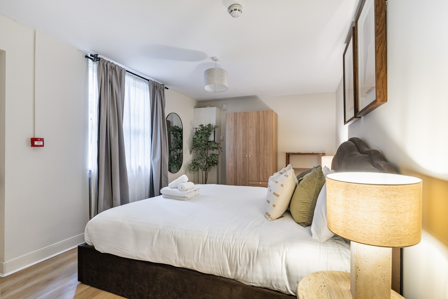 2 Bed Flat, Cheniston Gardens, W8 photo 4