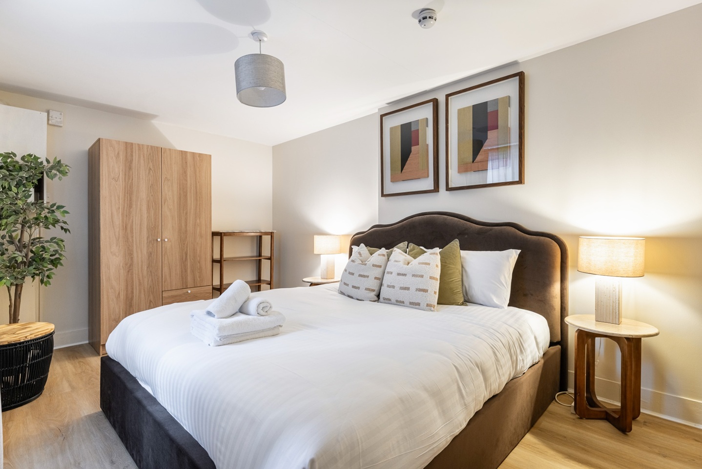 2 Bed Flat, Cheniston Gardens, W8 photo 5