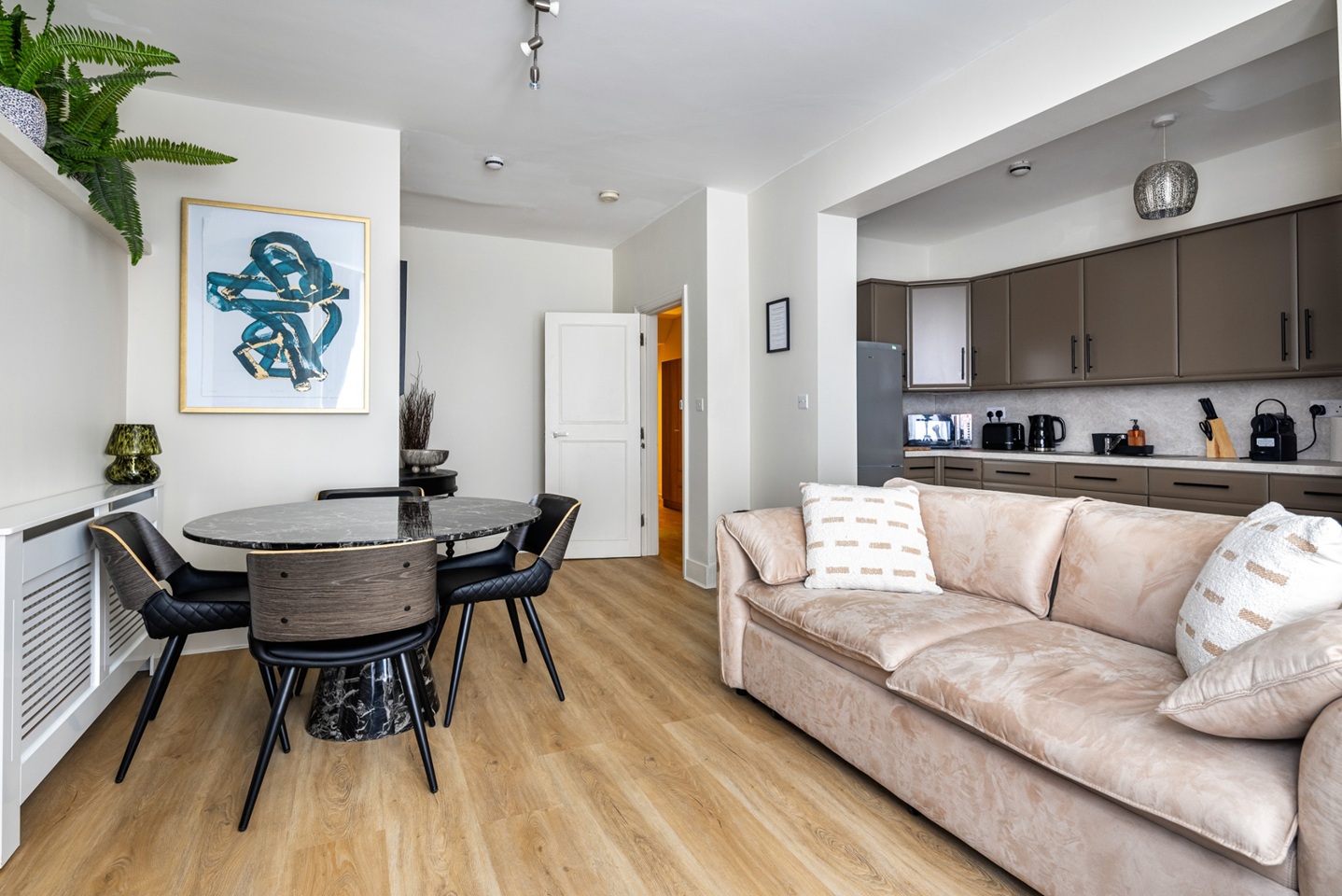 2 Bed Flat, Cheniston Gardens, W8 photo 2