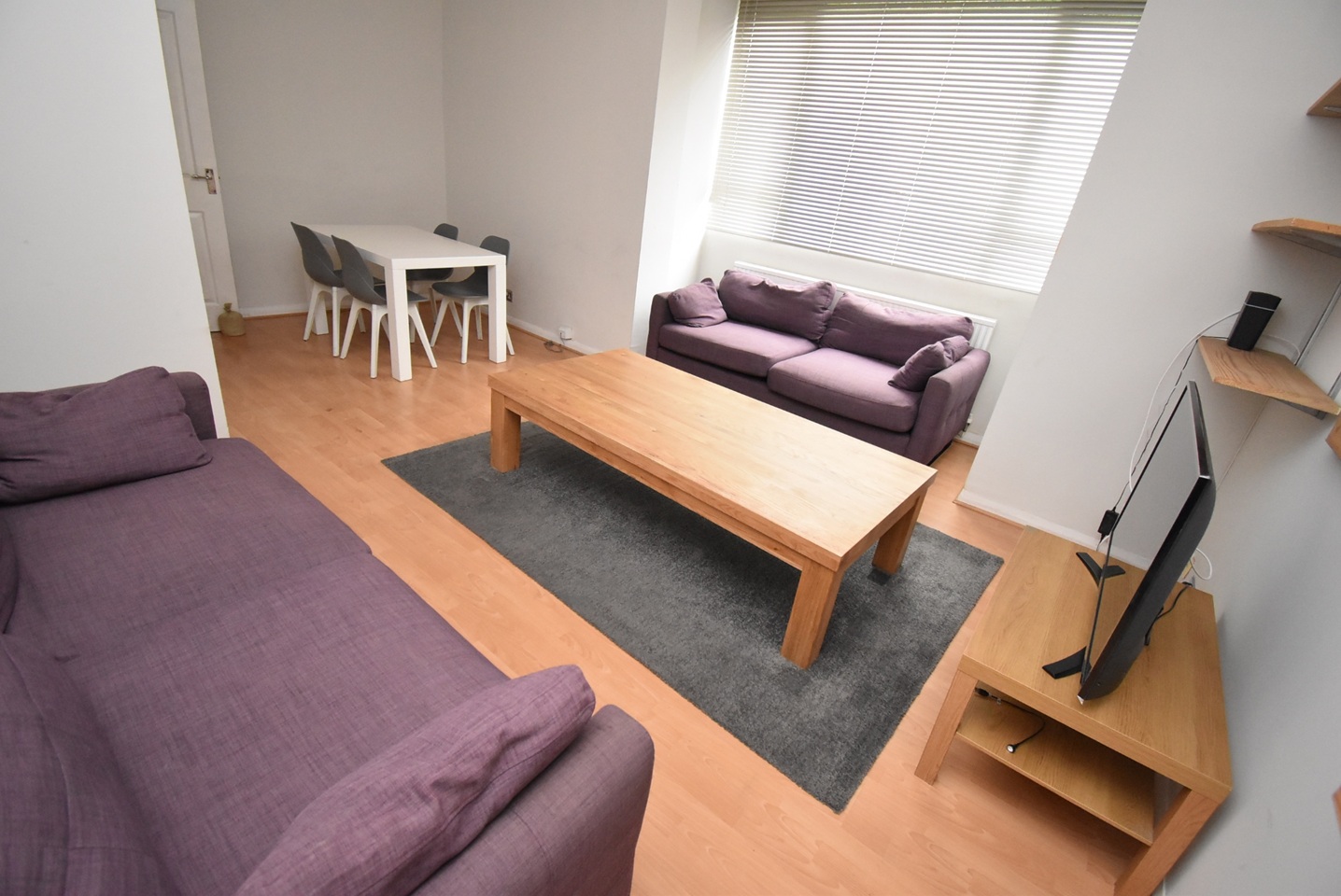 4 Bed Flat, Hilltop Court, M14 photo 3