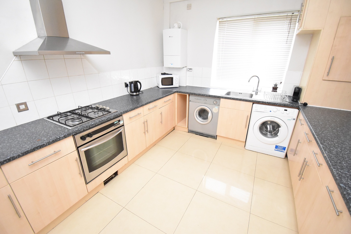 4 Bed Flat, Hilltop Court, M14 photo 4