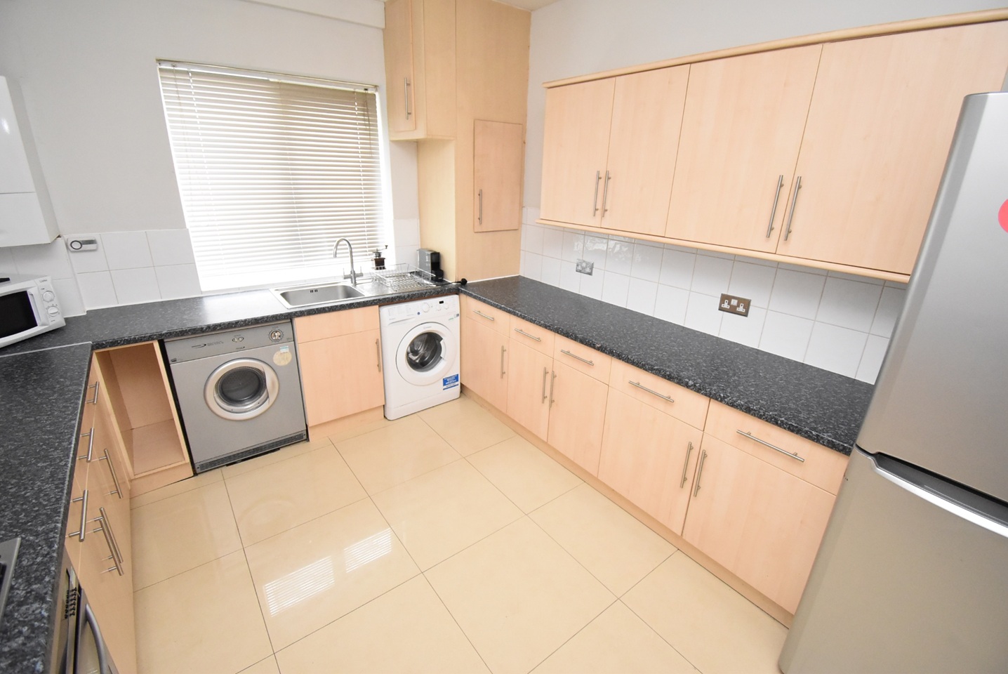 4 Bed Flat, Hilltop Court, M14 photo 5