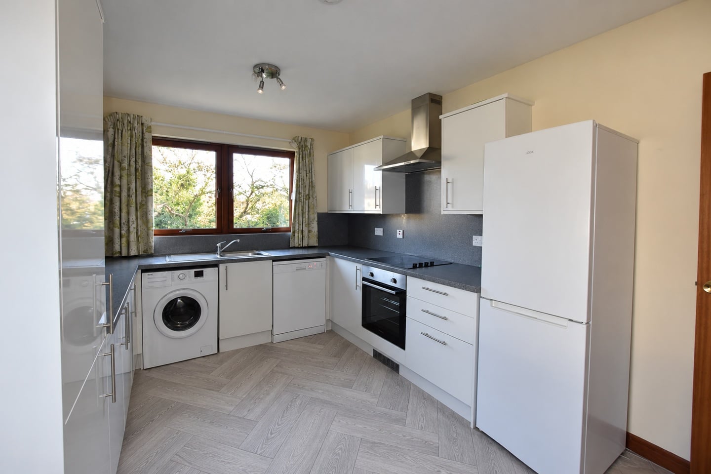 3 Bed Flat, Bearsden, G61 photo 4