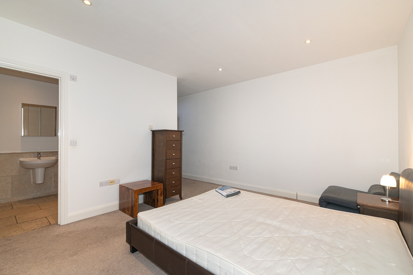 2 Bed Flat, Bondway, SW8 photo 5