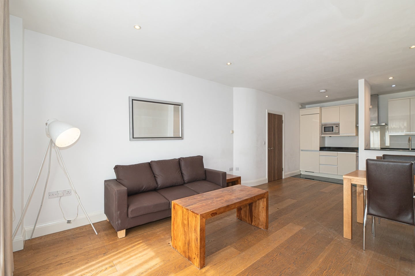 2 Bed Flat, Bondway, SW8 photo 2
