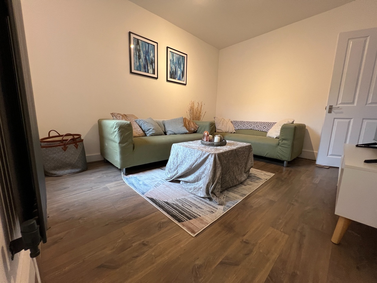 4 Bed Terraced House, Grange Avenue, RG6