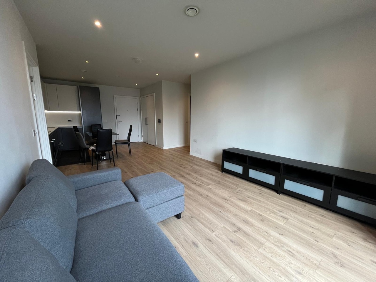 2 Bed Flat, Aspin Lane, M4 photo 3