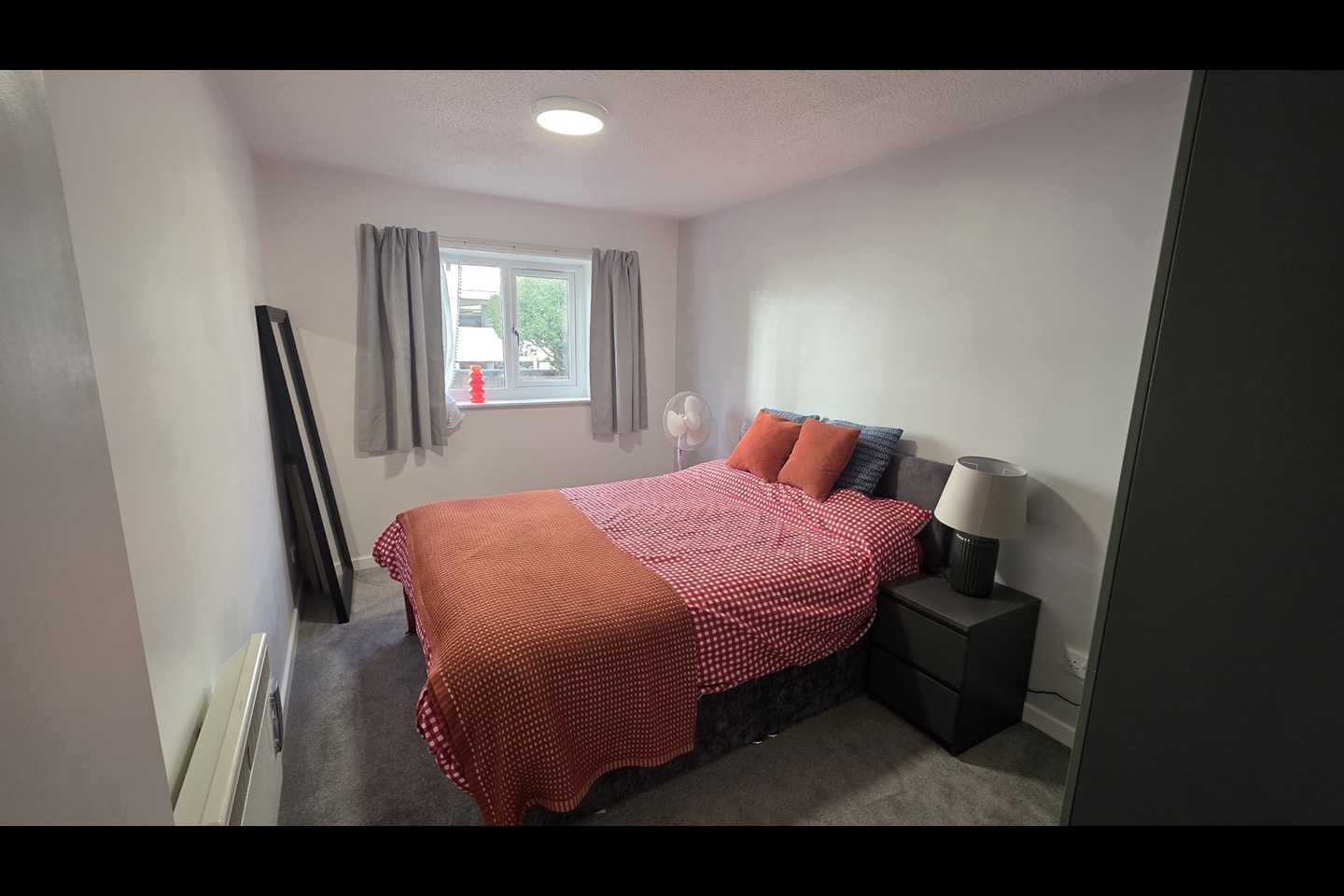 1 Bed Flat, Queens Court, B1 photo 4