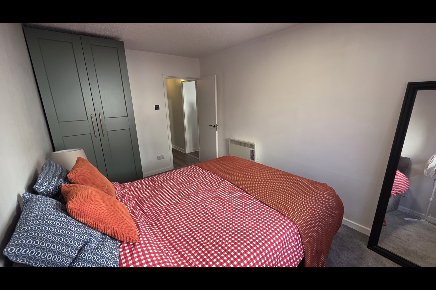 1 Bed Flat, Queens Court, B1 photo 5