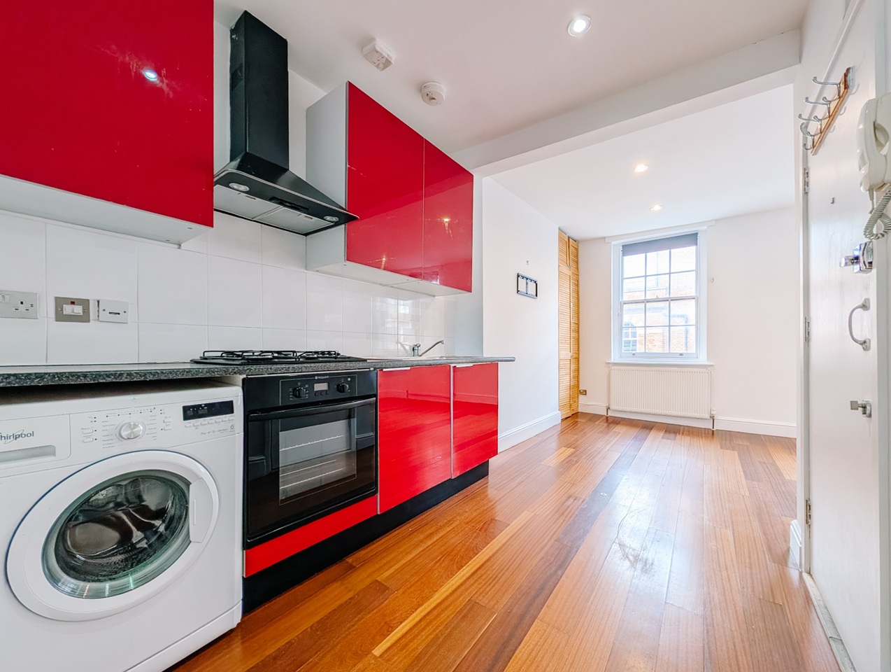1 Bed Flat, Earlham St, WC2H photo 3