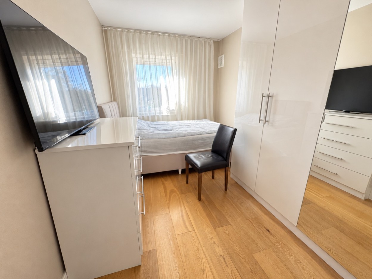 3 Bed Flat, Orme House, E8 photo 4