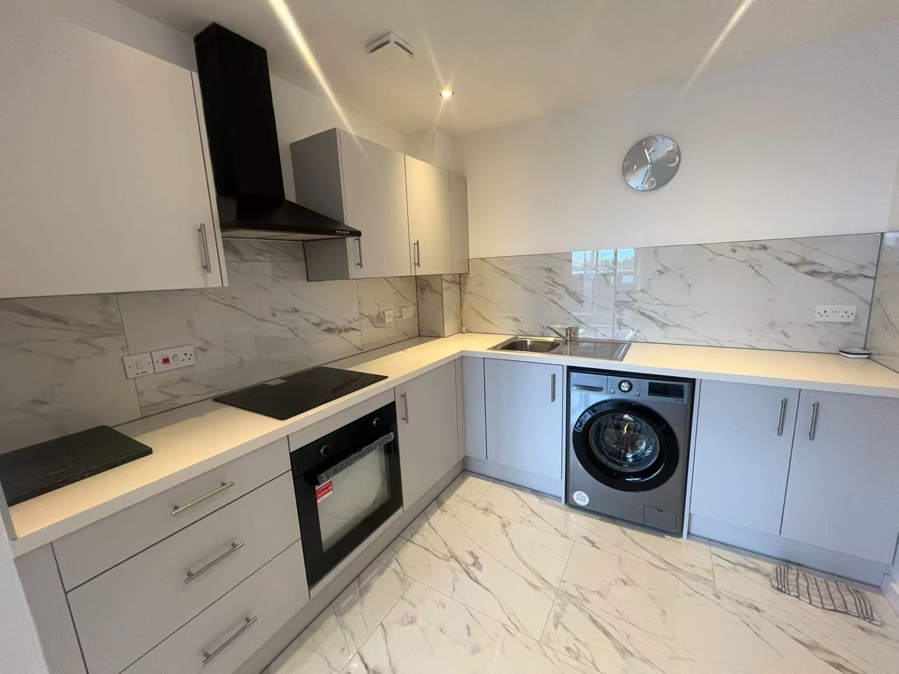2 Bed Flat, Hulme High St, M15 photo 3