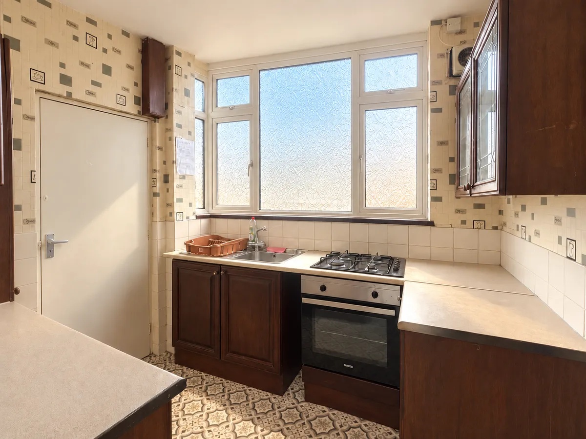 3 Bed Semi-Detached House, Eileen Avenue, LE4 photo 3