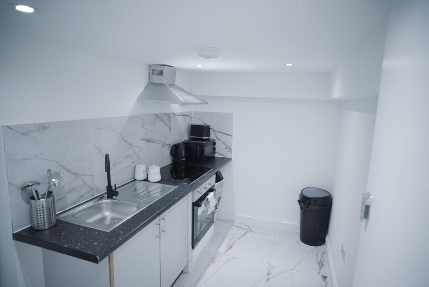 Studio Flat, Kingsland Road, E8 photo 3