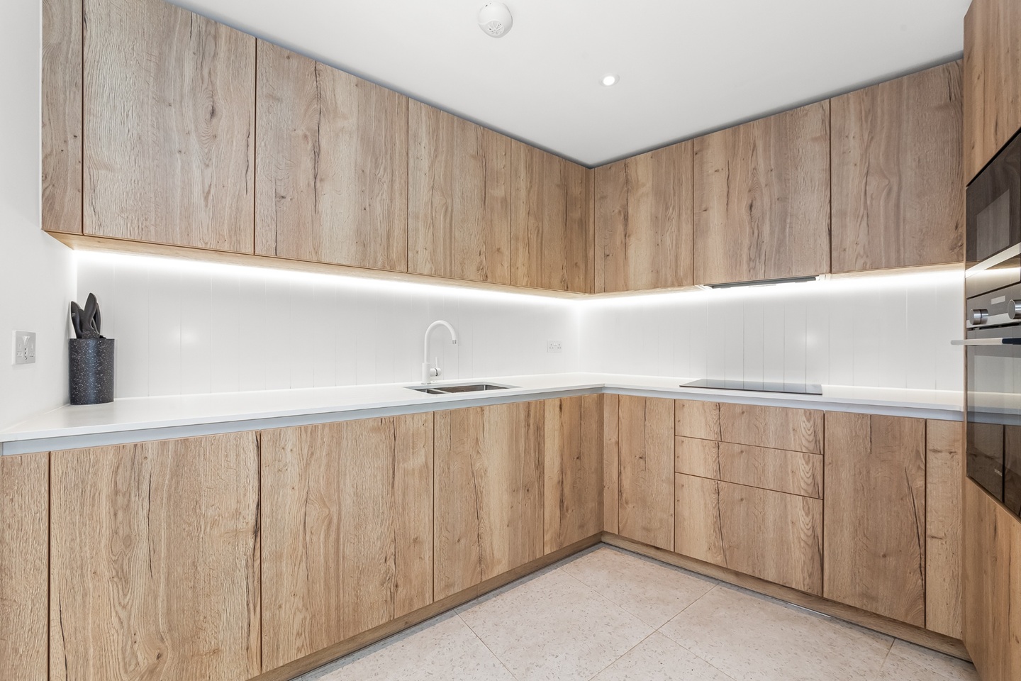 2 Bed Flat, Cendal Crescent, E1 photo 3