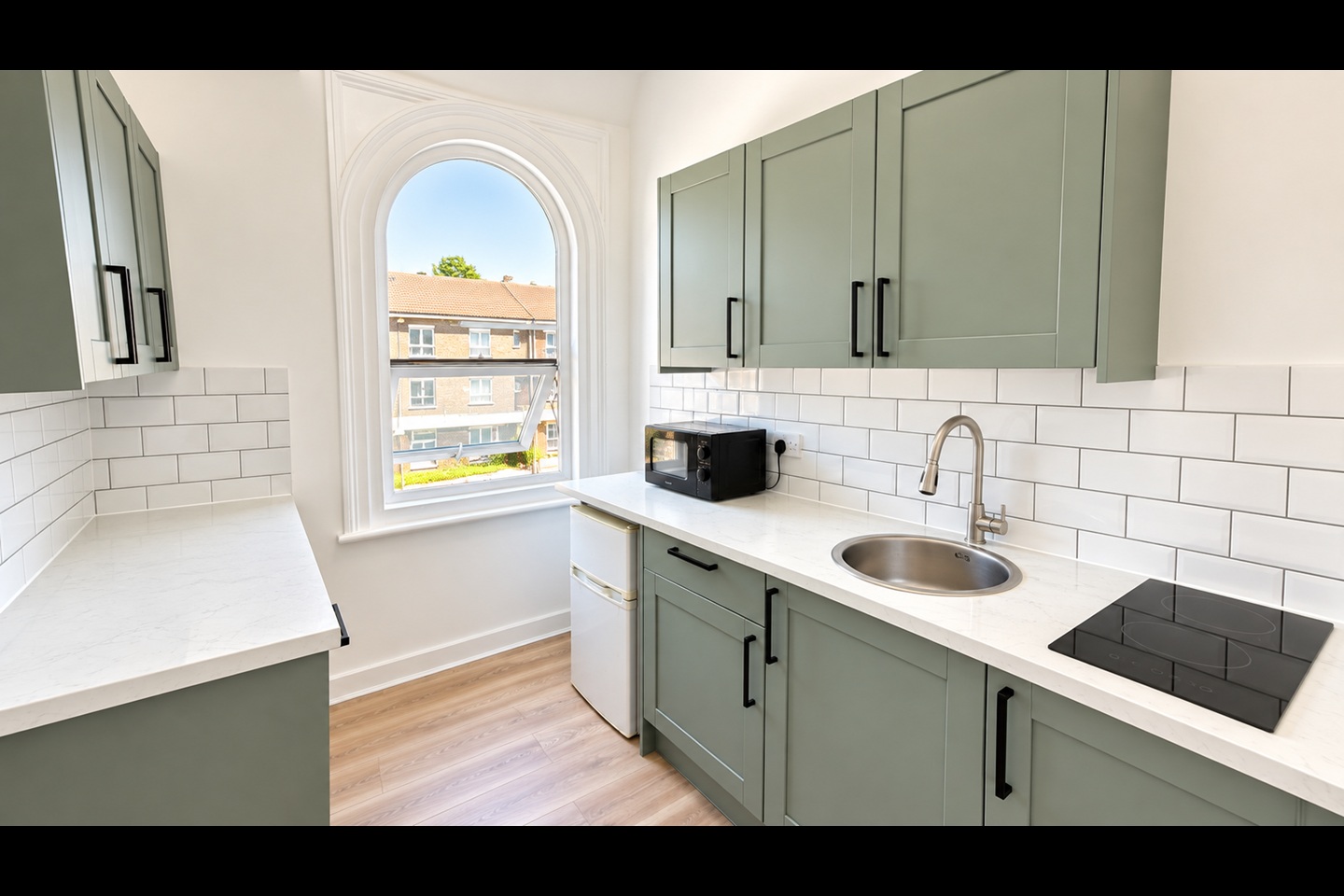 London - Bedsit, Burrage Road, SE18 - To Rent Now for £1,500.00 p/m