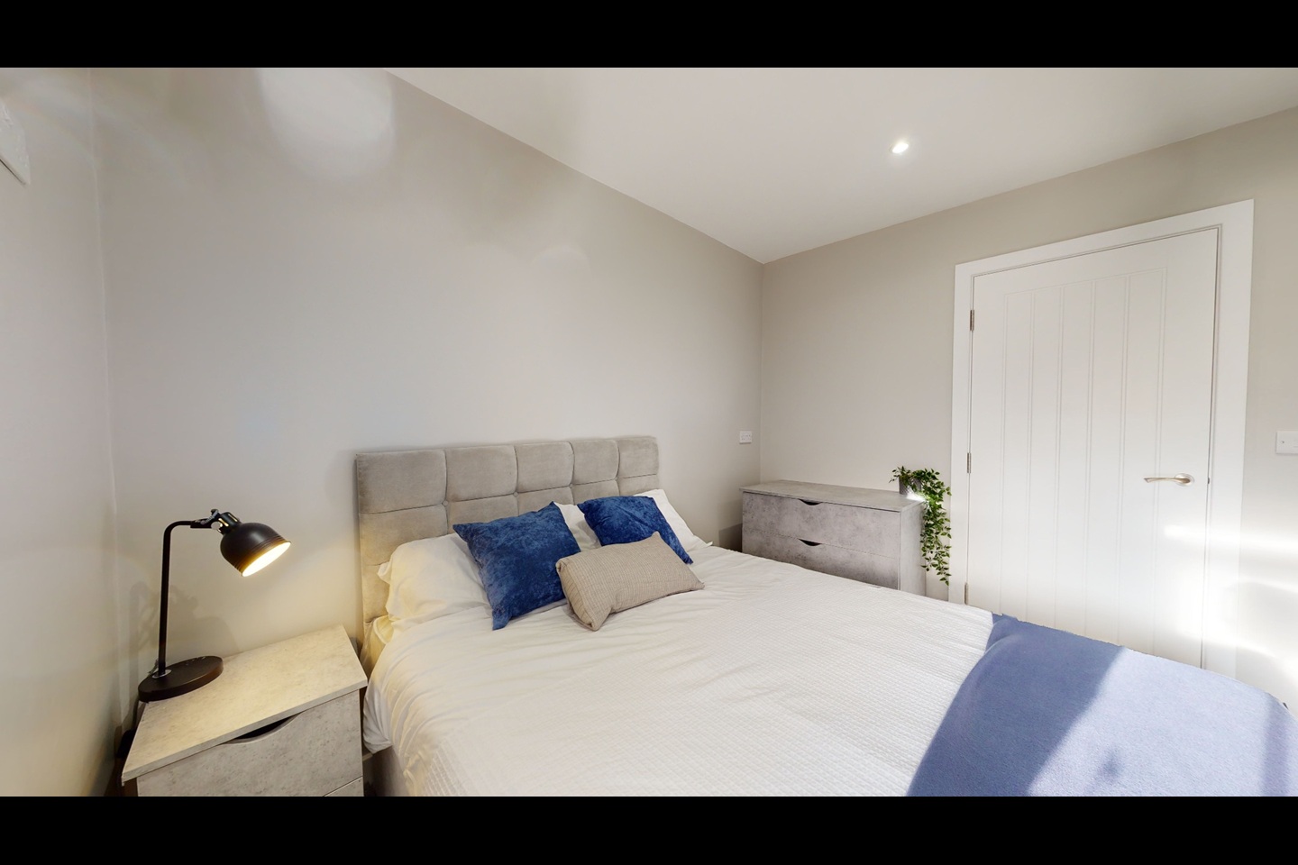 2 Bed Flat, Otley Road, LS16 photo 5