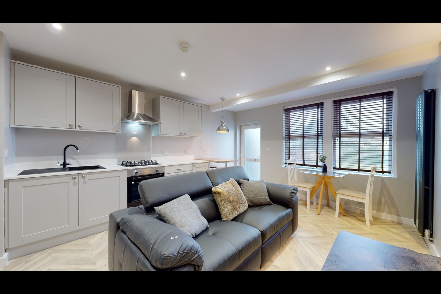 2 Bed Flat, Otley Road, LS16 photo 3
