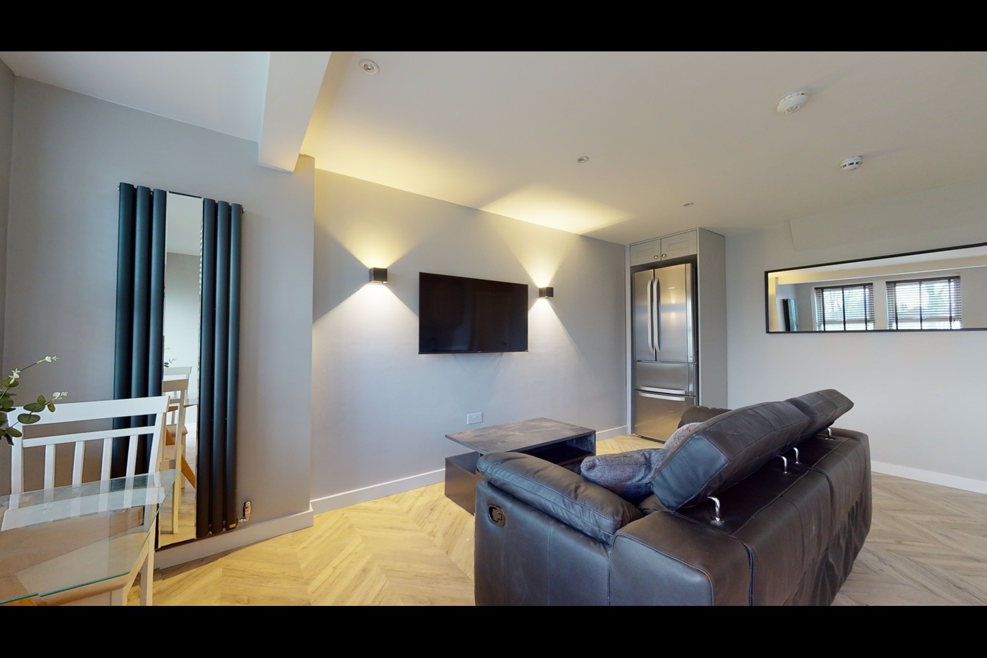 2 Bed Flat, Otley Road, LS16 photo 2