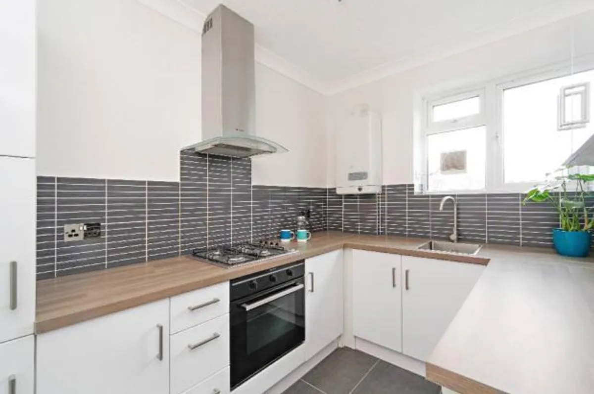 3 Bed Flat, Whites Square, SW4 photo 2