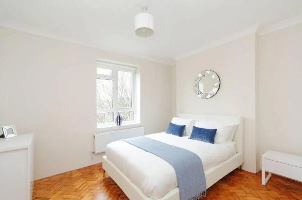 3 Bed Flat, Whites Square, SW4 photo 3