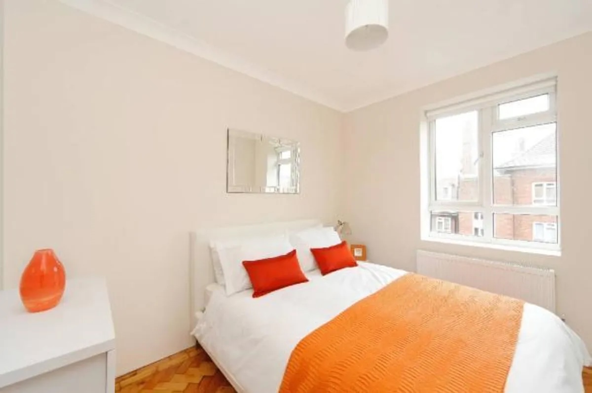 3 Bed Flat, Whites Square, SW4 photo 4
