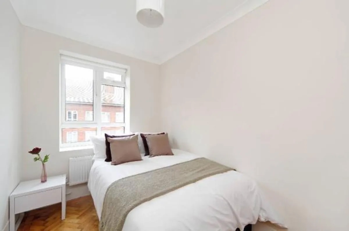 3 Bed Flat, Whites Square, SW4 photo 5