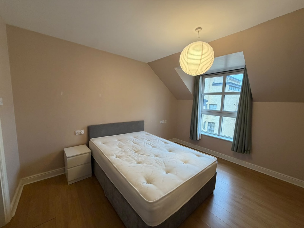 3 Bed Terraced House, Old Tolbooth Wynd, EH8
