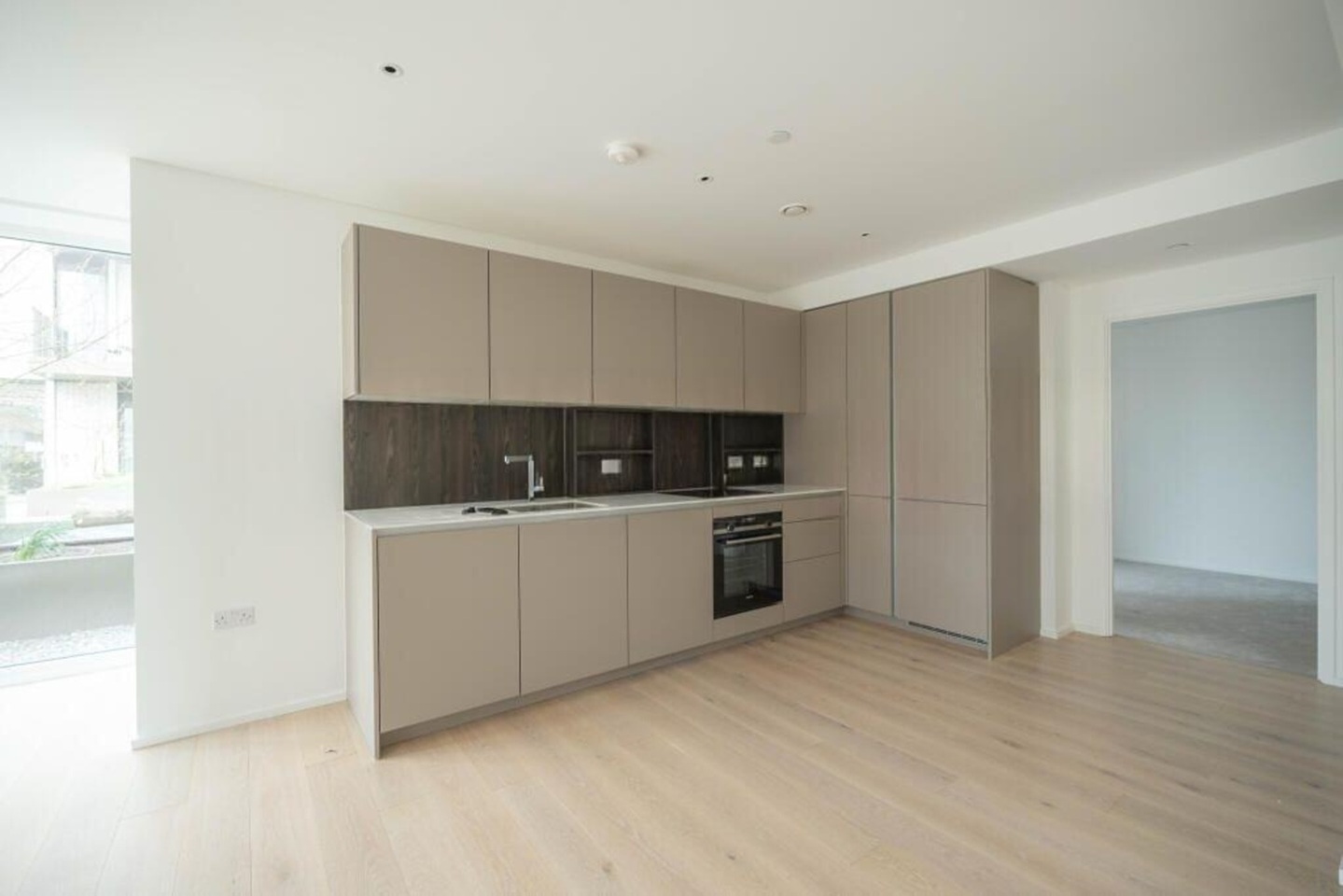 2 Bed Flat, York Place, SW11 photo 2