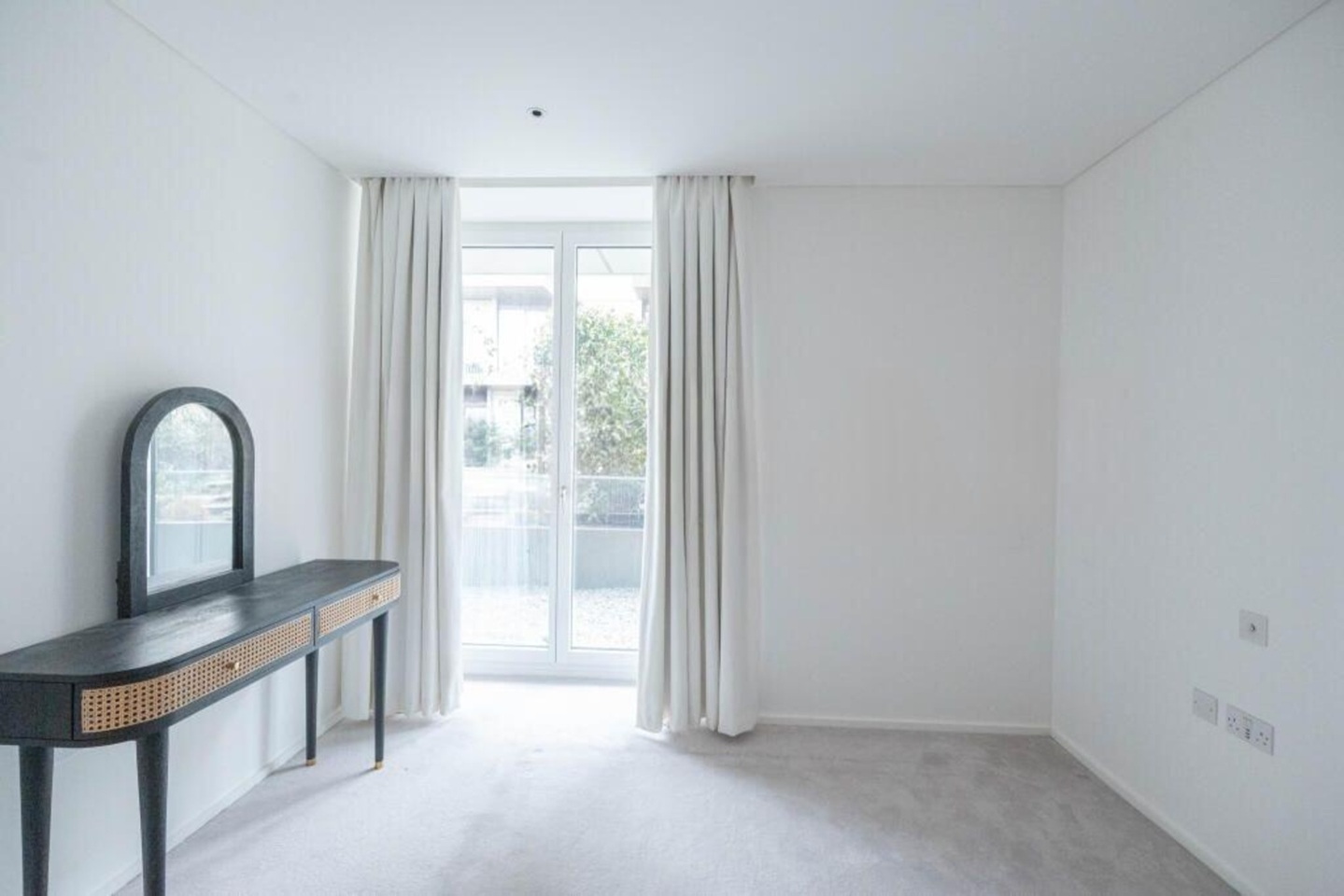 2 Bed Flat, York Place, SW11 photo 3