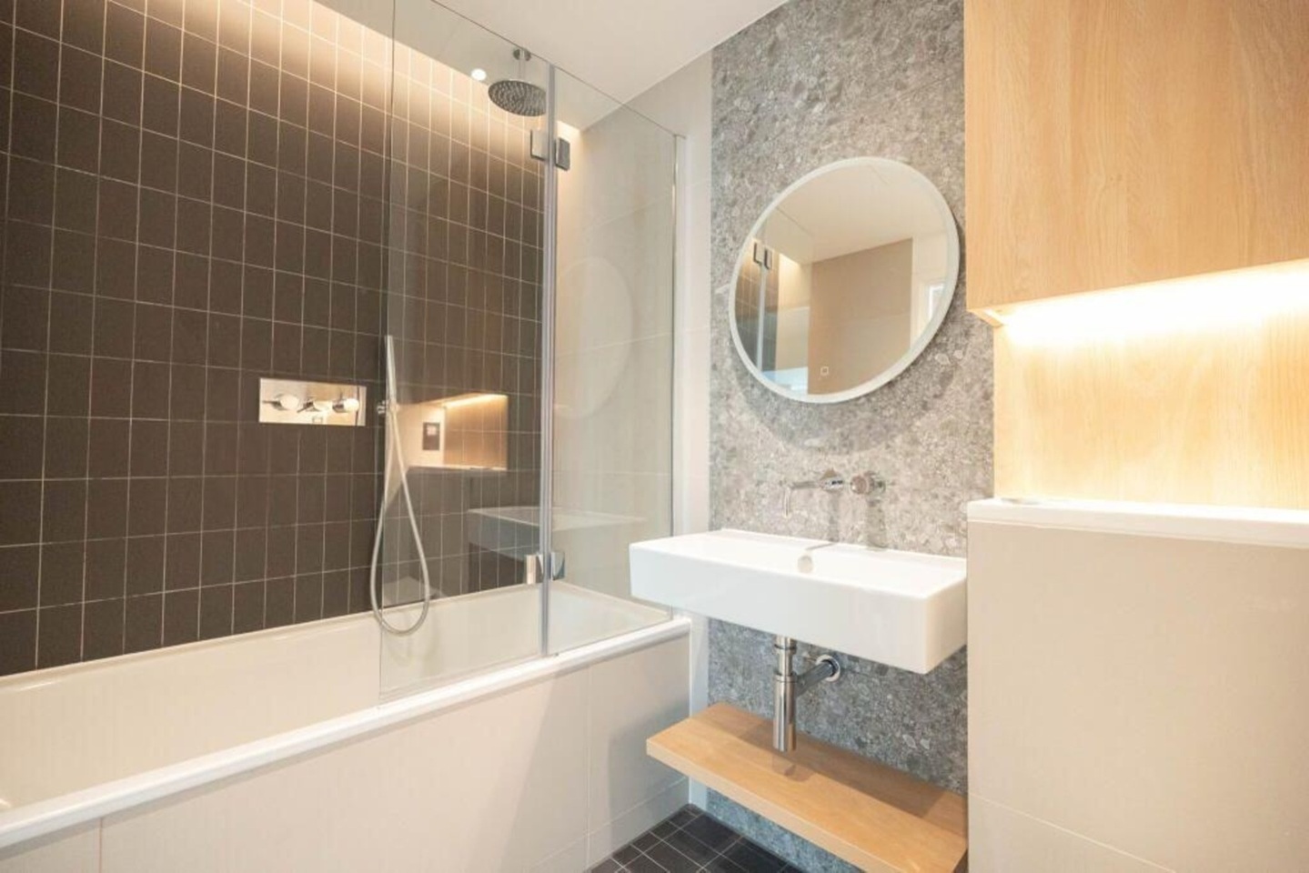 2 Bed Flat, York Place, SW11 photo 4