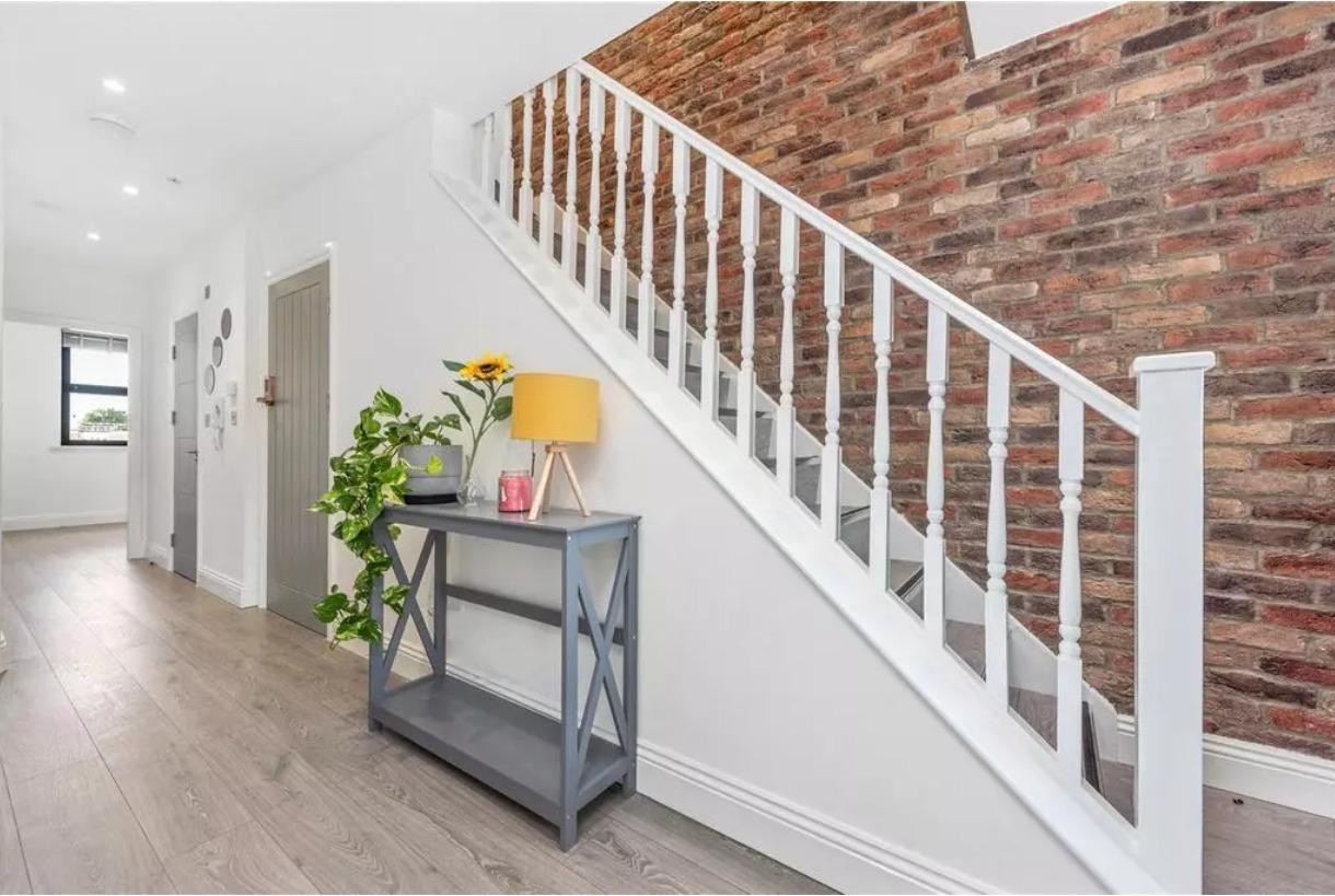 3 Bed Flat, Voss St, E2 photo 2