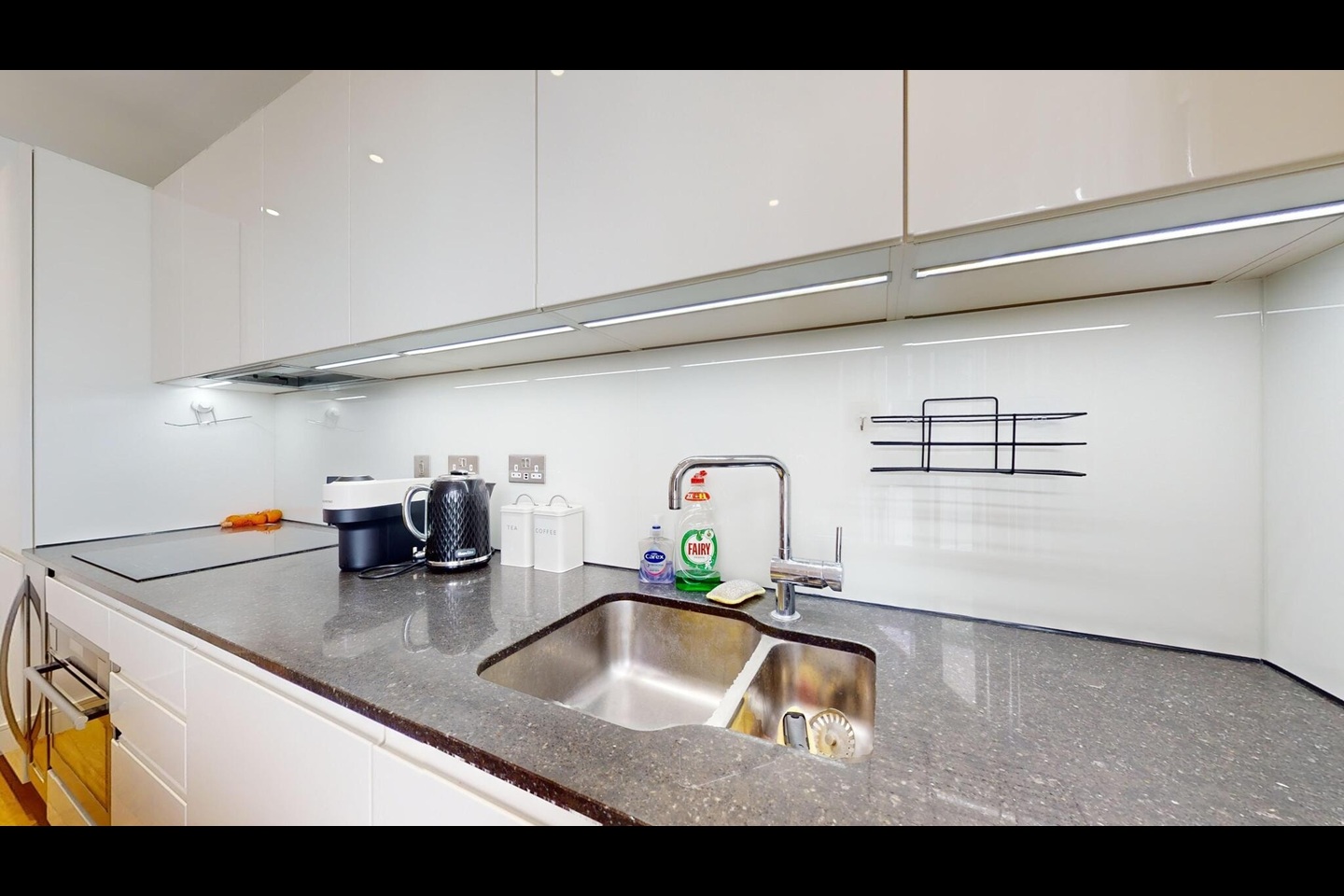 1 Bed Flat, Wandsworth Road, SW8 photo 2